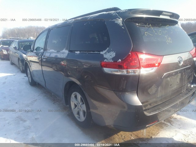 Photo 2 VIN: 5TDKK3DC5DS307689 - TOYOTA SIENNA 