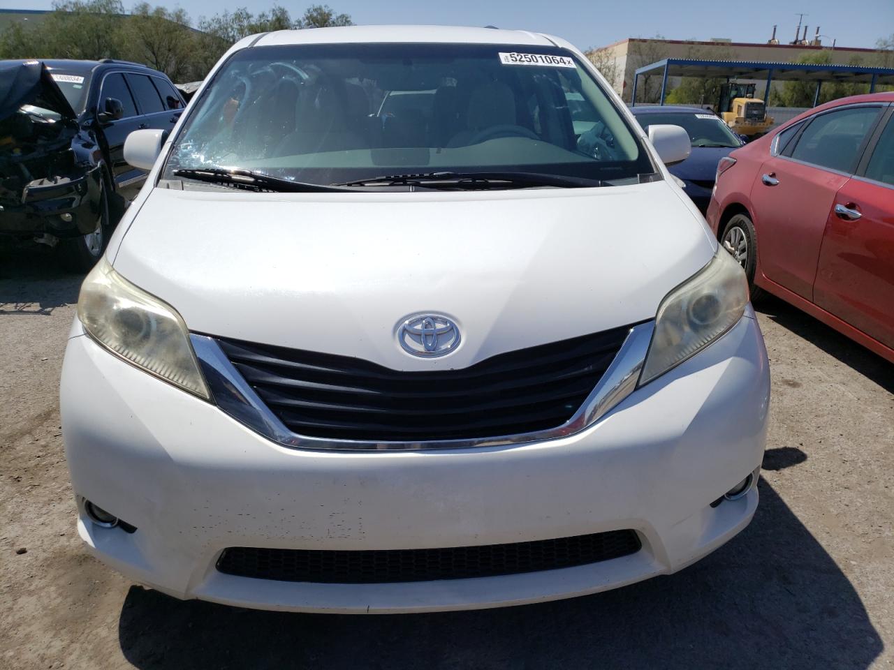 Photo 4 VIN: 5TDKK3DC5DS329451 - TOYOTA SIENNA 