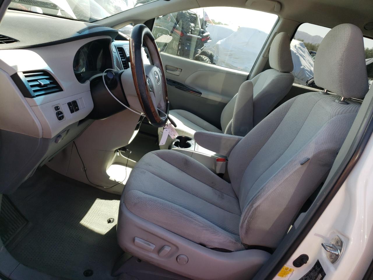 Photo 6 VIN: 5TDKK3DC5DS329451 - TOYOTA SIENNA 