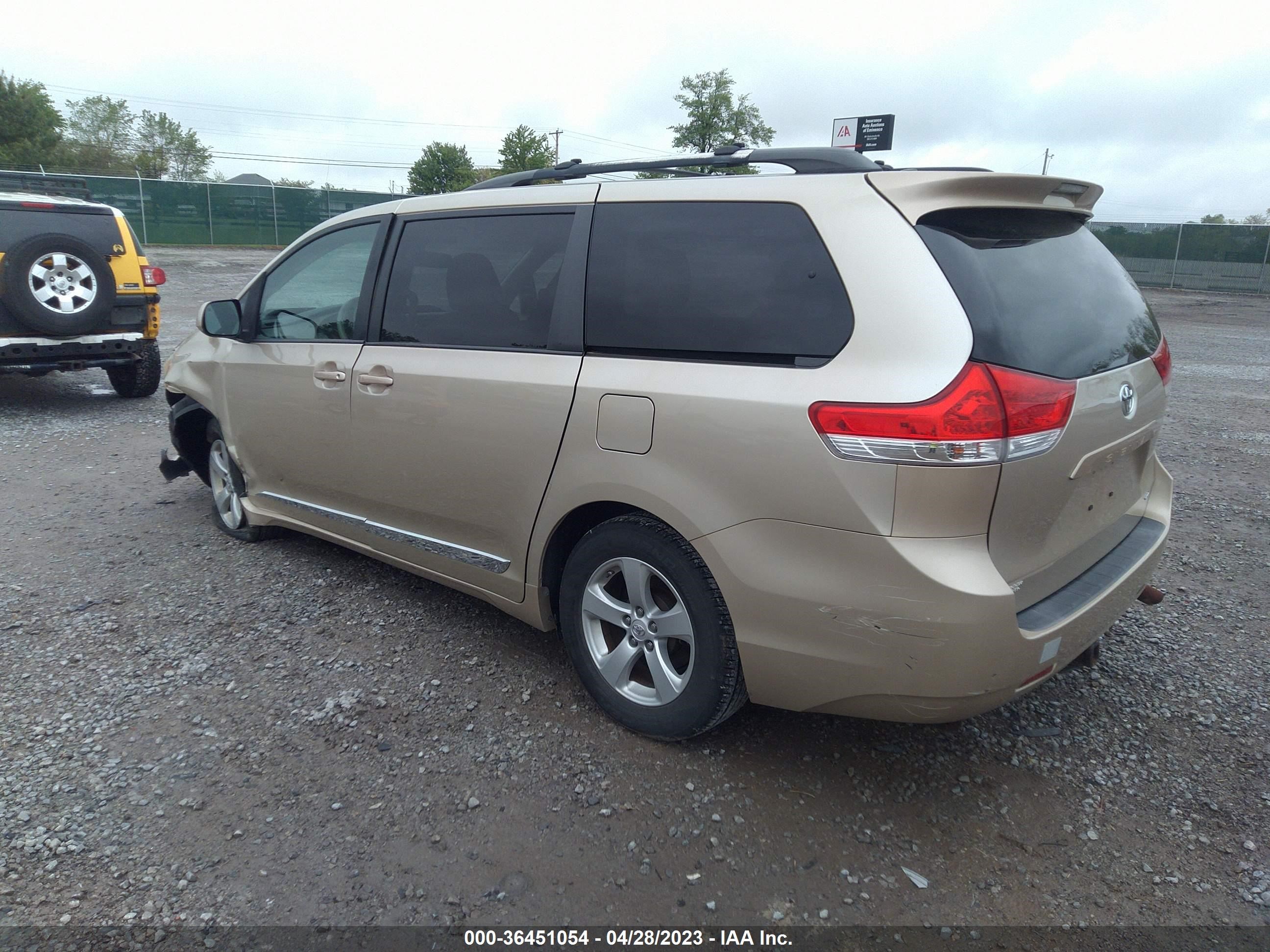 Photo 2 VIN: 5TDKK3DC5DS339347 - TOYOTA SIENNA 