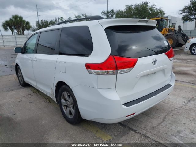 Photo 2 VIN: 5TDKK3DC5DS358240 - TOYOTA SIENNA 