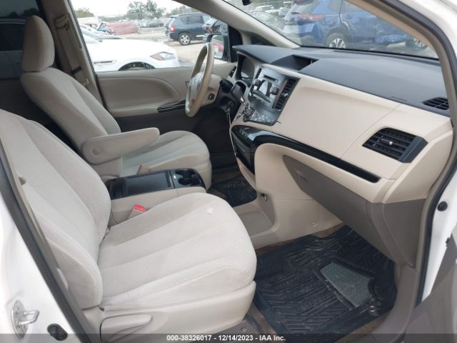 Photo 4 VIN: 5TDKK3DC5DS358240 - TOYOTA SIENNA 