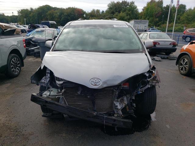 Photo 4 VIN: 5TDKK3DC5DS381064 - TOYOTA SIENNA LE 