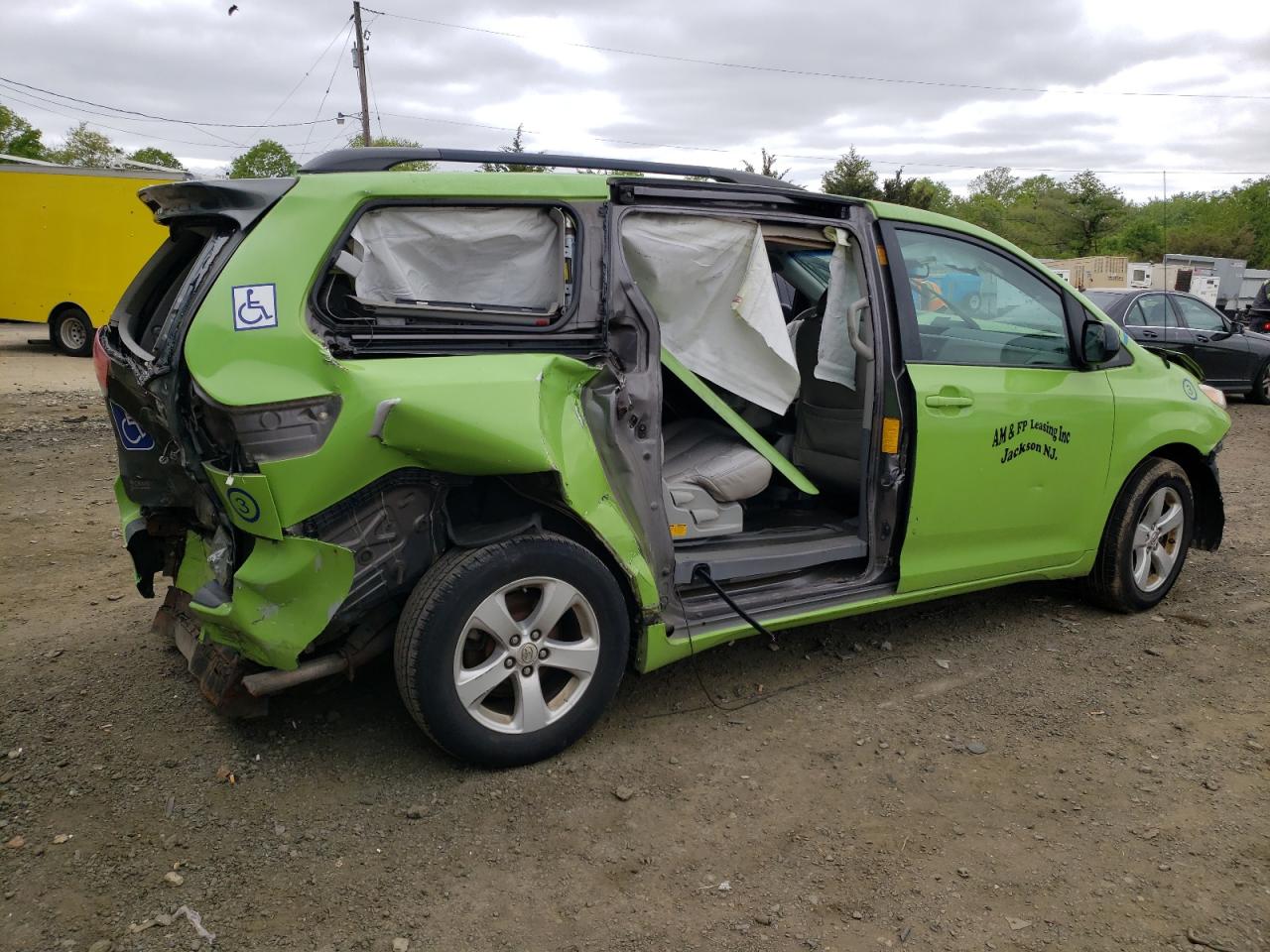 Photo 2 VIN: 5TDKK3DC5ES418762 - TOYOTA SIENNA 