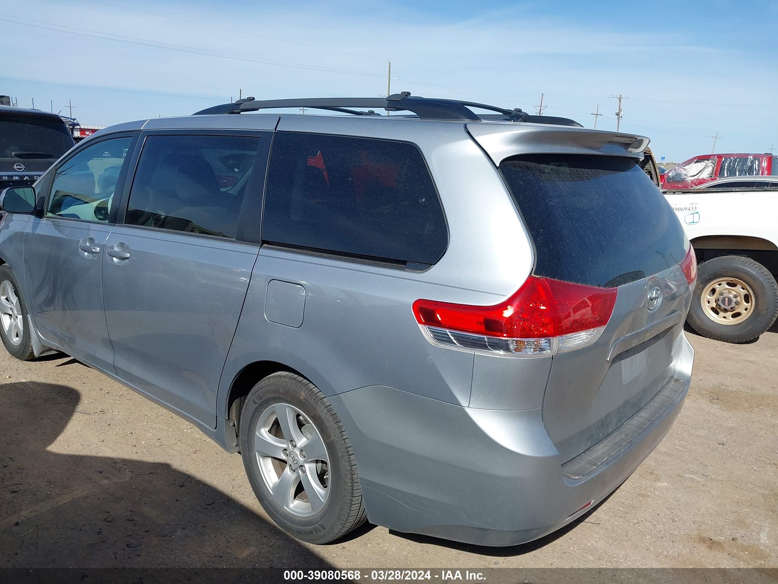 Photo 2 VIN: 5TDKK3DC5ES422326 - TOYOTA SIENNA 