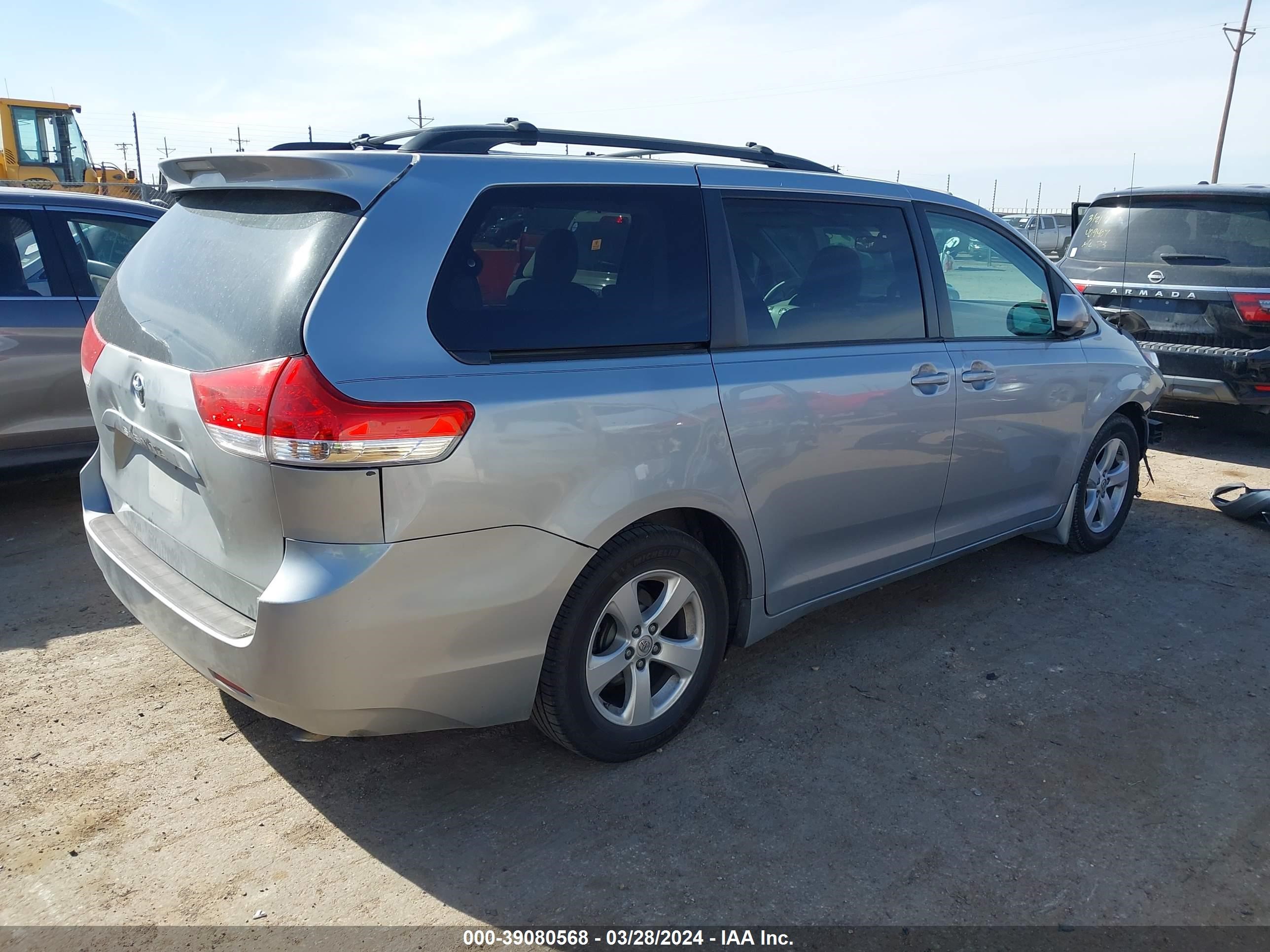 Photo 3 VIN: 5TDKK3DC5ES422326 - TOYOTA SIENNA 