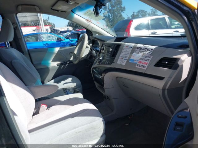 Photo 4 VIN: 5TDKK3DC5ES477116 - TOYOTA SIENNA 