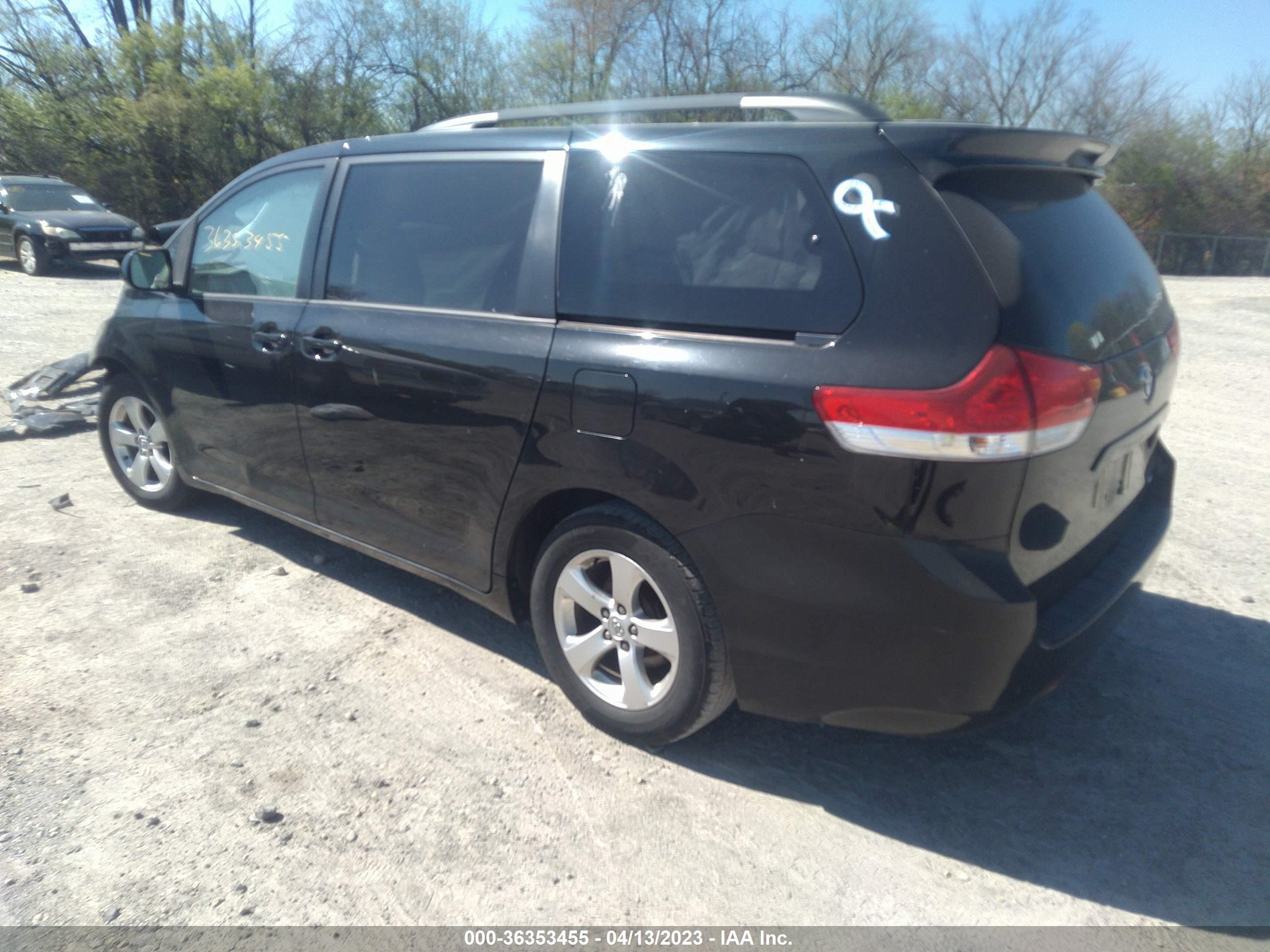 Photo 2 VIN: 5TDKK3DC5ES479139 - TOYOTA SIENNA 