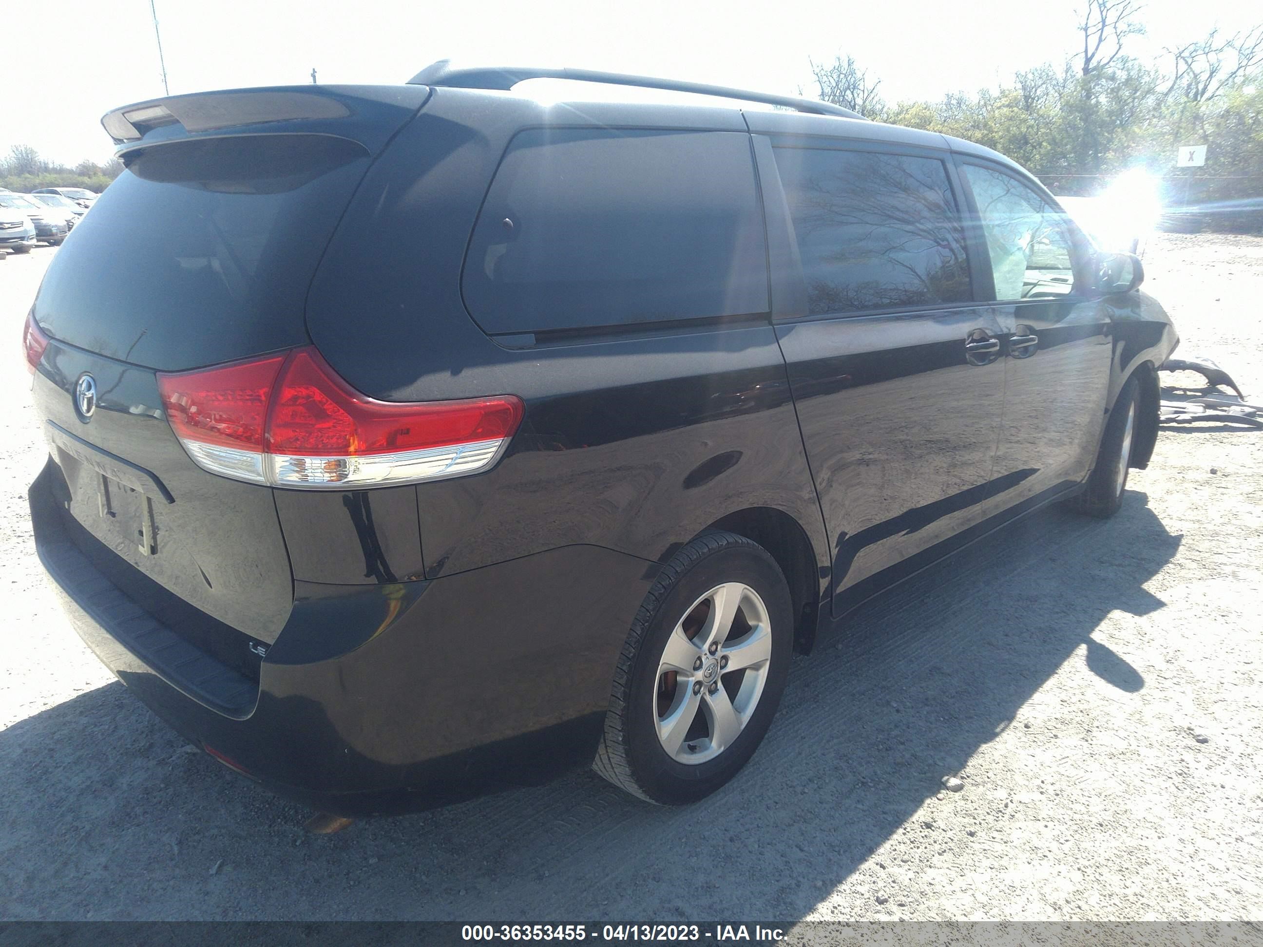 Photo 3 VIN: 5TDKK3DC5ES479139 - TOYOTA SIENNA 