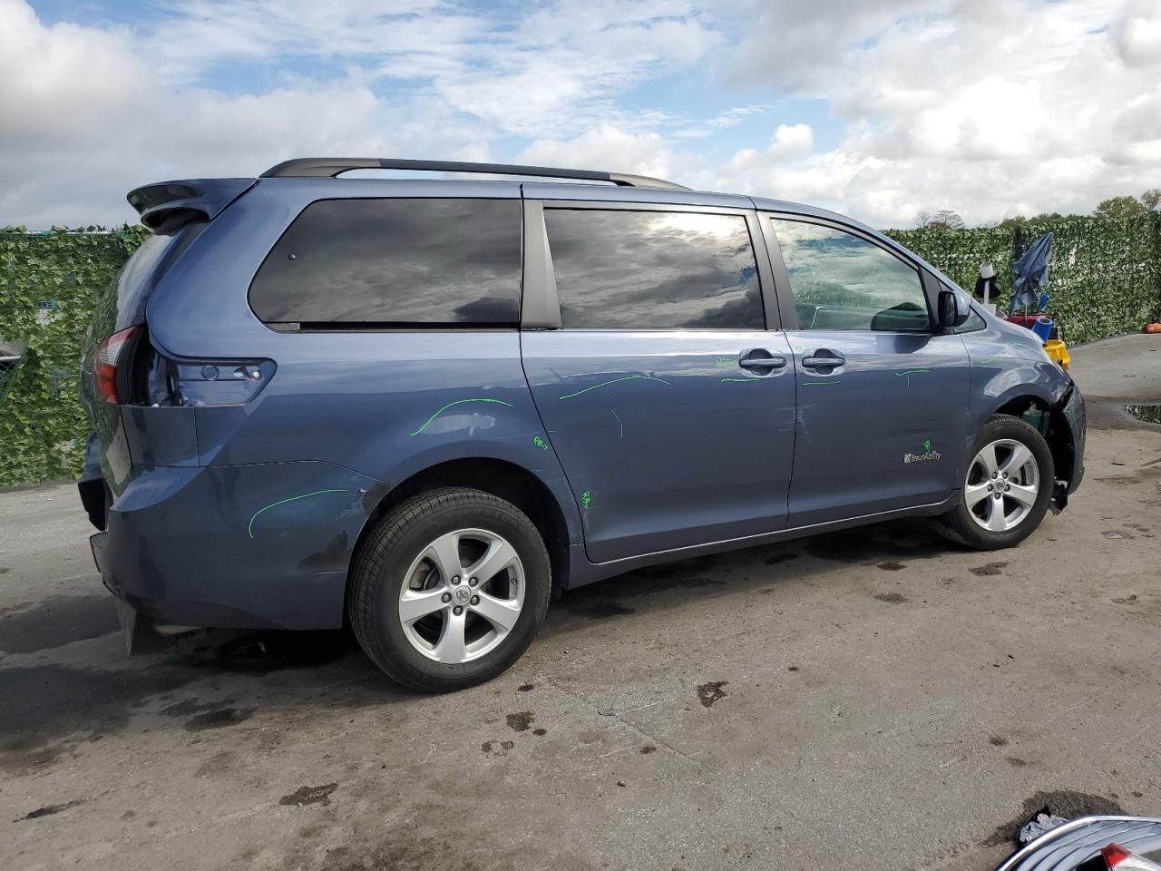 Photo 2 VIN: 5TDKK3DC5FS528258 - TOYOTA SIENNA 