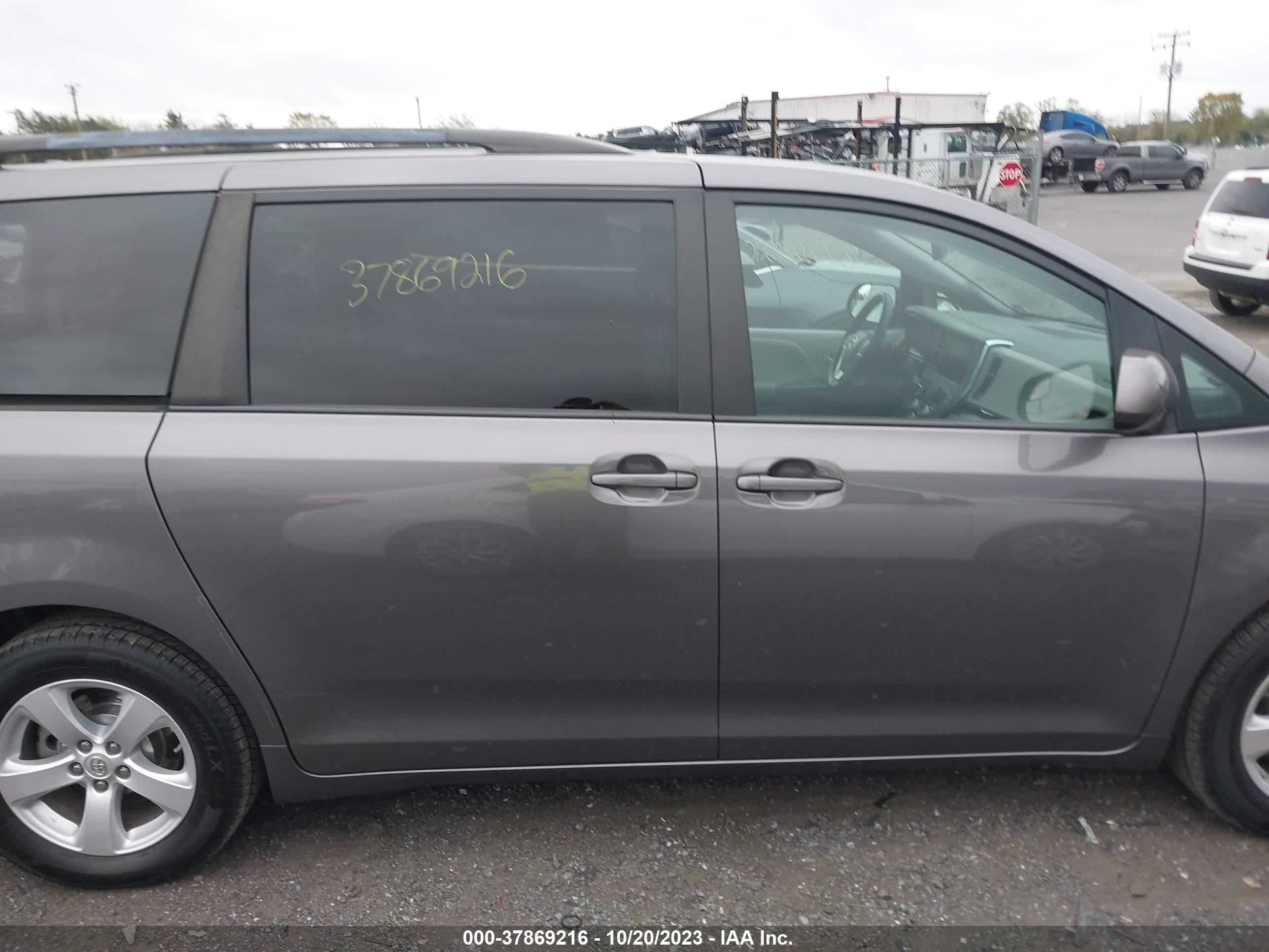 Photo 12 VIN: 5TDKK3DC5FS530110 - TOYOTA SIENNA 