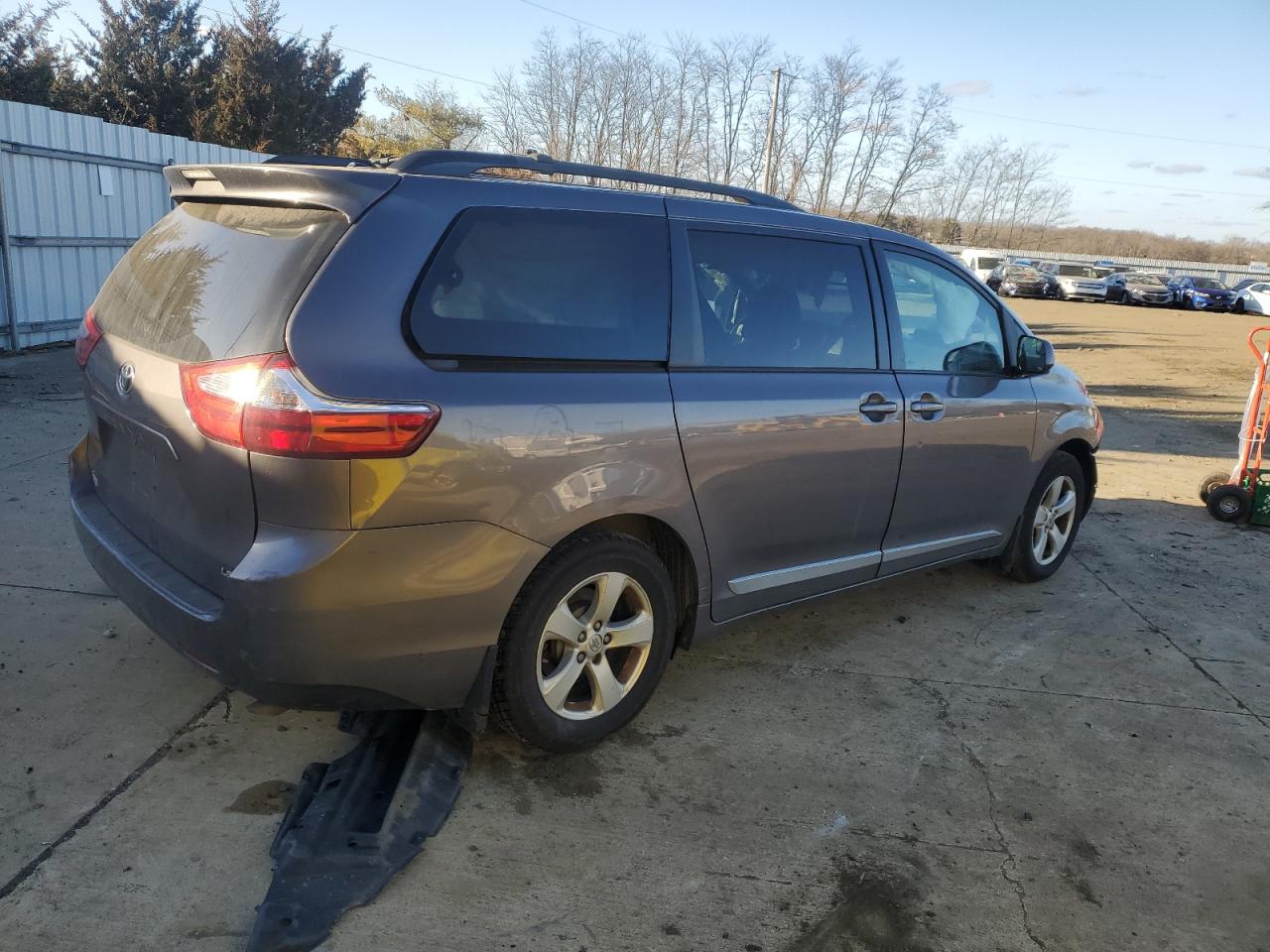 Photo 2 VIN: 5TDKK3DC5GS704520 - TOYOTA SIENNA 