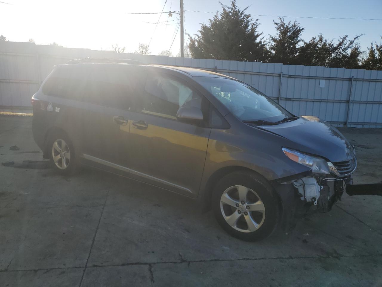 Photo 3 VIN: 5TDKK3DC5GS704520 - TOYOTA SIENNA 