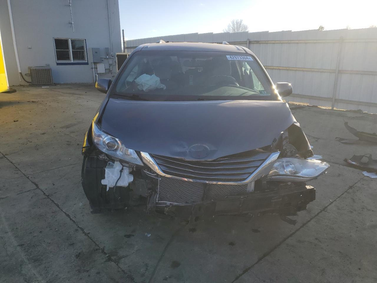 Photo 4 VIN: 5TDKK3DC5GS704520 - TOYOTA SIENNA 