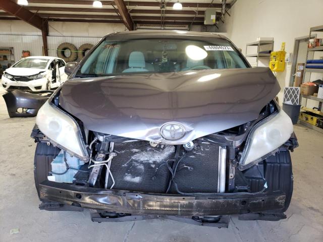 Photo 4 VIN: 5TDKK3DC6BS006765 - TOYOTA SIENNA LE 