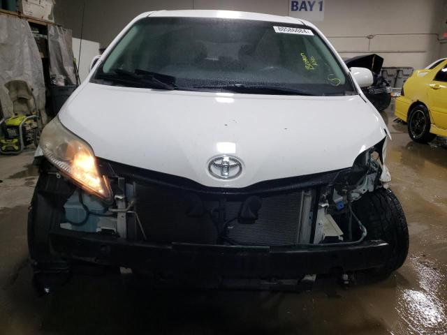 Photo 4 VIN: 5TDKK3DC6BS011397 - TOYOTA SIENNA LE 