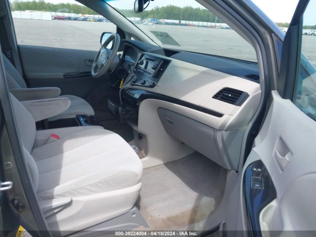 Photo 4 VIN: 5TDKK3DC6BS021475 - TOYOTA SIENNA 