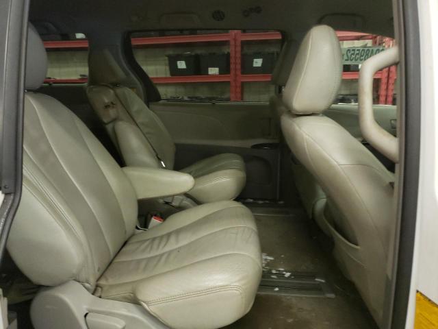 Photo 10 VIN: 5TDKK3DC6BS032752 - TOYOTA SIENNA LE 