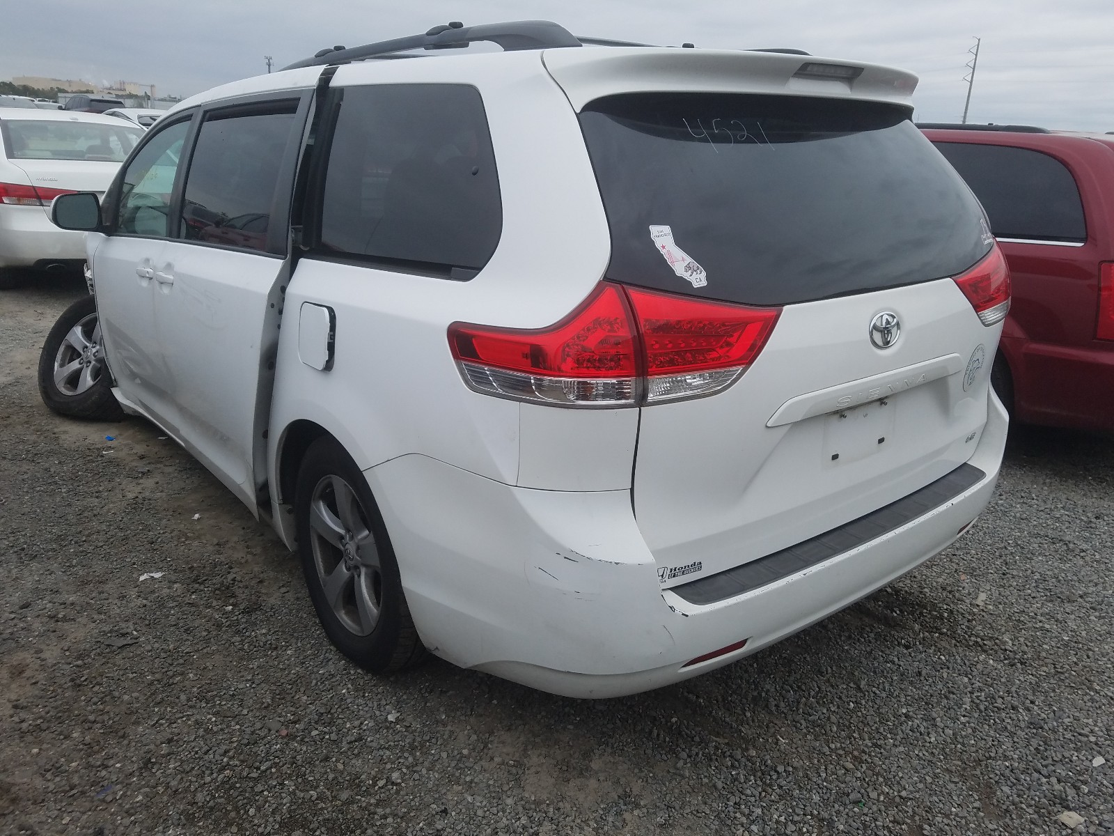 Photo 2 VIN: 5TDKK3DC6BS035859 - TOYOTA SIENNA LE 