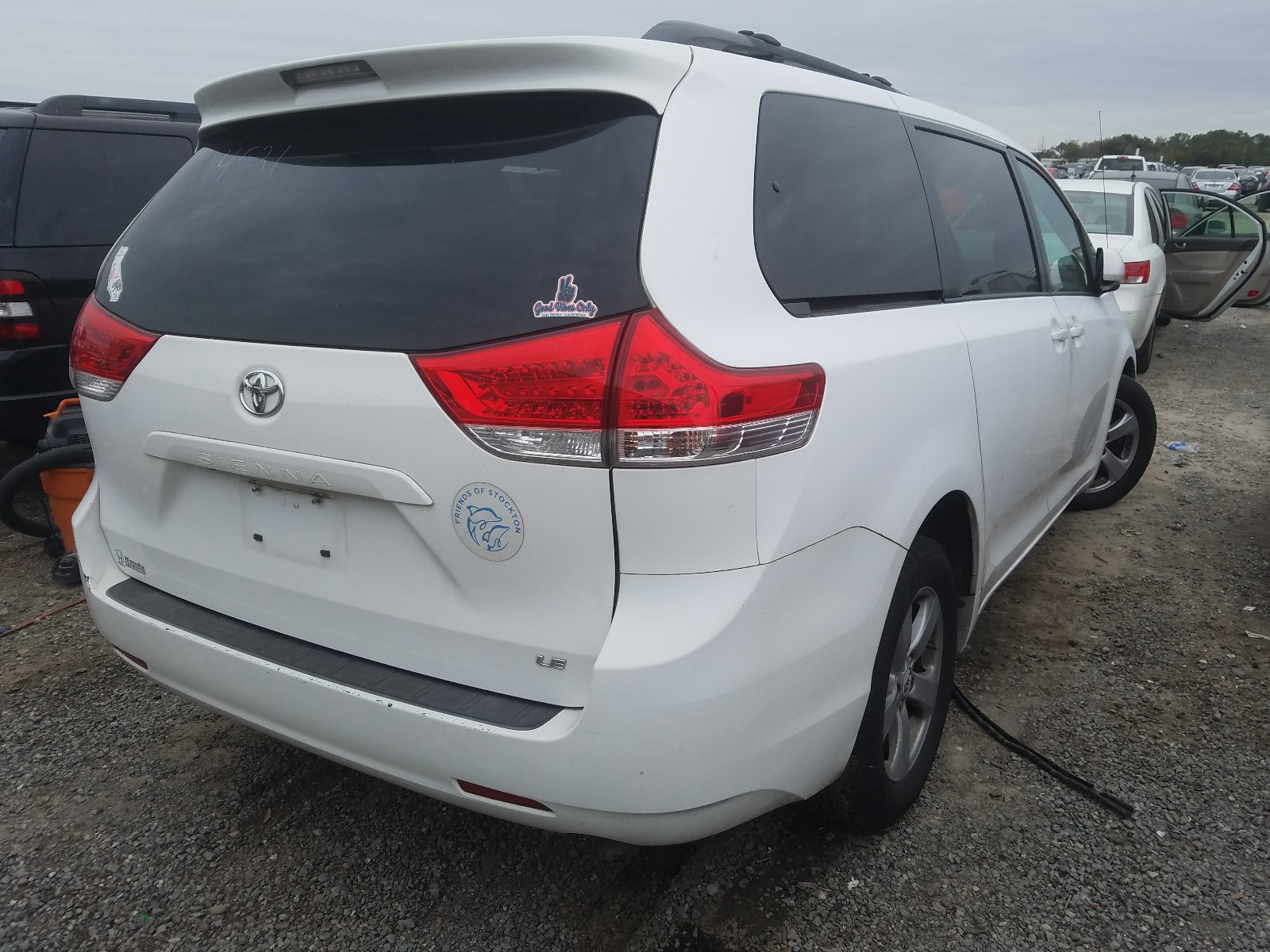 Photo 3 VIN: 5TDKK3DC6BS035859 - TOYOTA SIENNA LE 