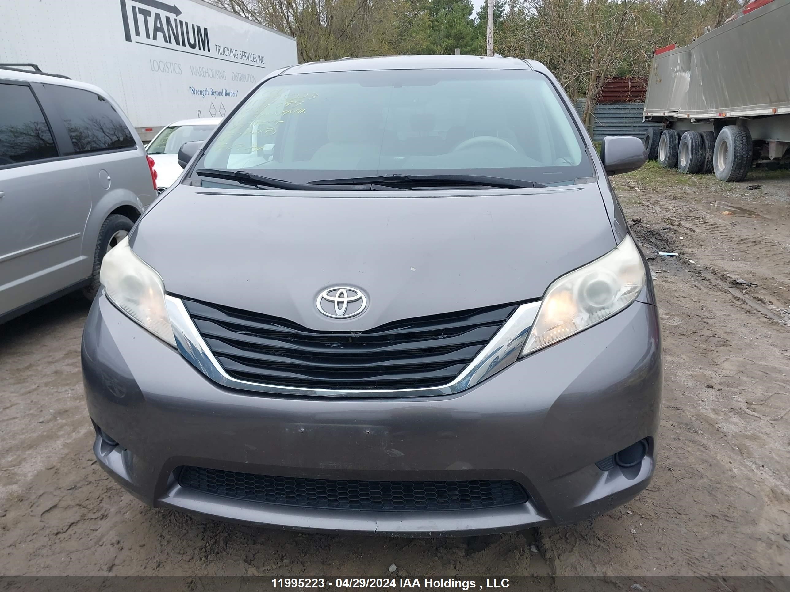 Photo 11 VIN: 5TDKK3DC6BS056999 - TOYOTA SIENNA 