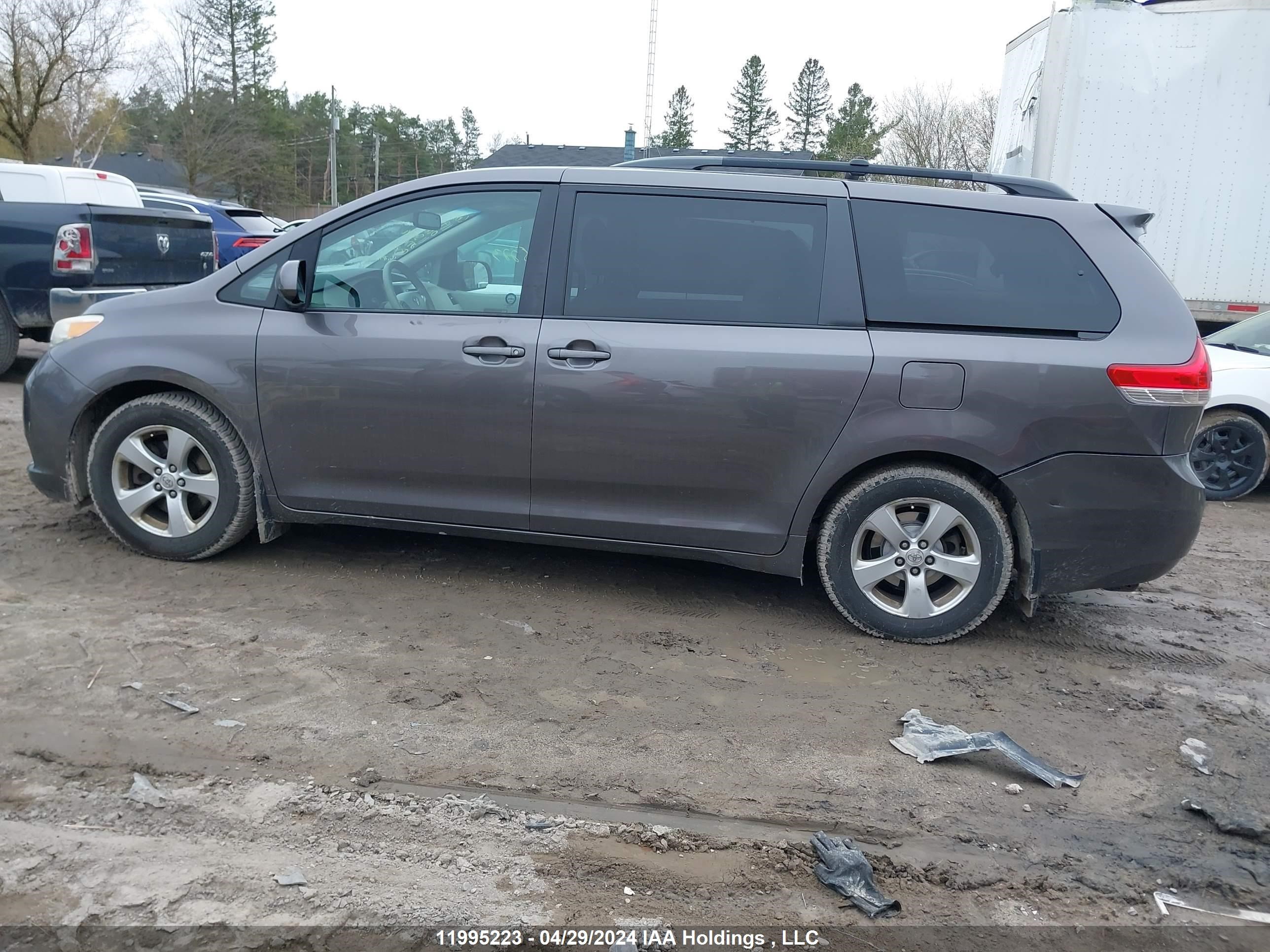 Photo 13 VIN: 5TDKK3DC6BS056999 - TOYOTA SIENNA 