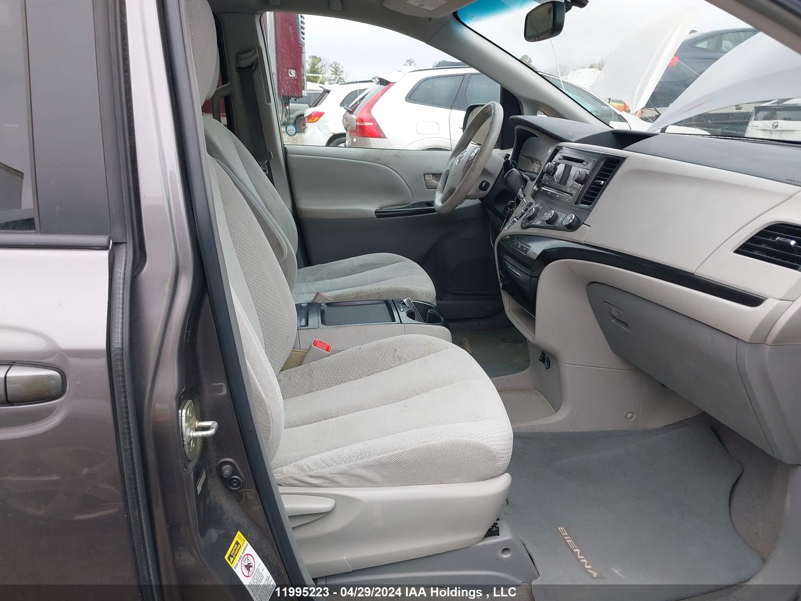 Photo 4 VIN: 5TDKK3DC6BS056999 - TOYOTA SIENNA 