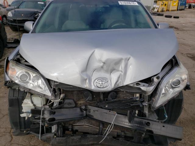 Photo 6 VIN: 5TDKK3DC6BS065542 - TOYOTA SIENNA LE 