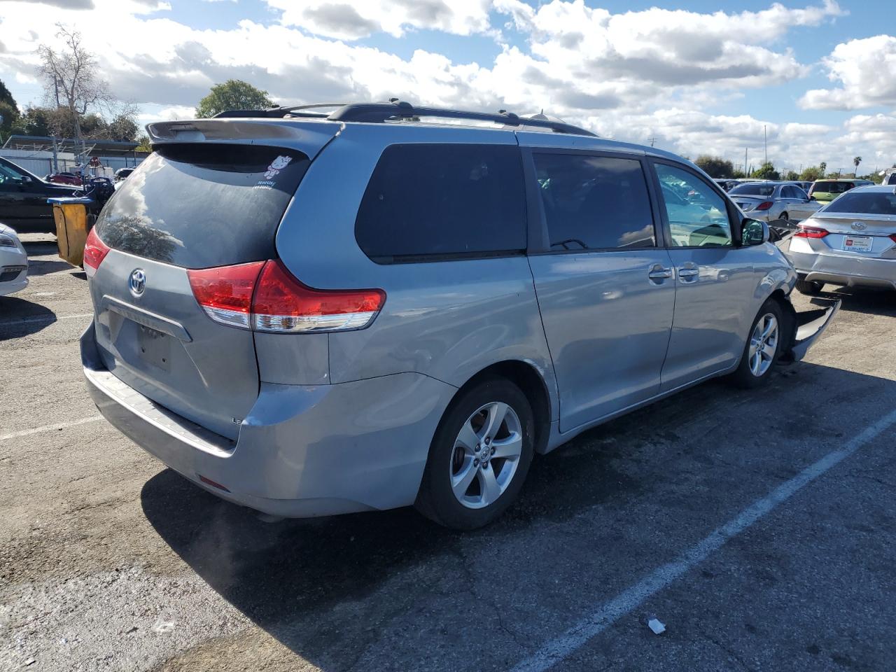 Photo 2 VIN: 5TDKK3DC6BS066061 - TOYOTA SIENNA 