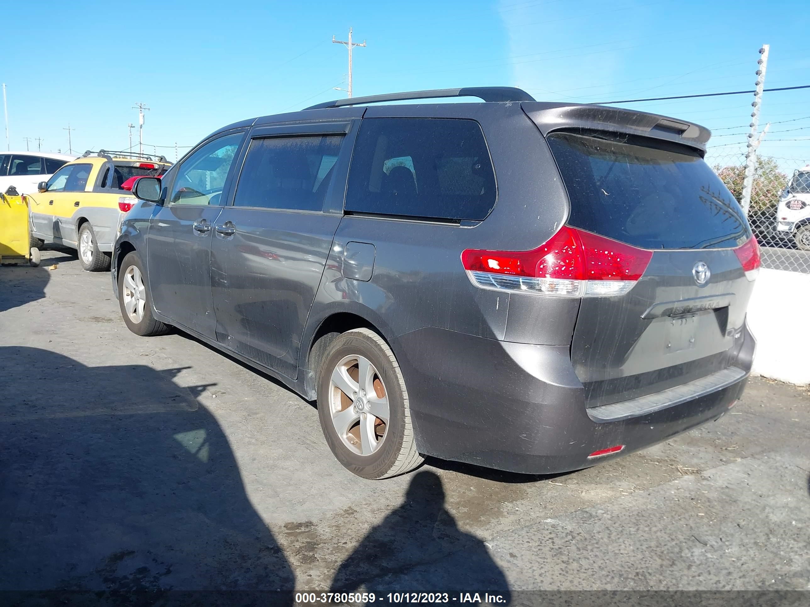 Photo 2 VIN: 5TDKK3DC6BS075746 - TOYOTA SIENNA 