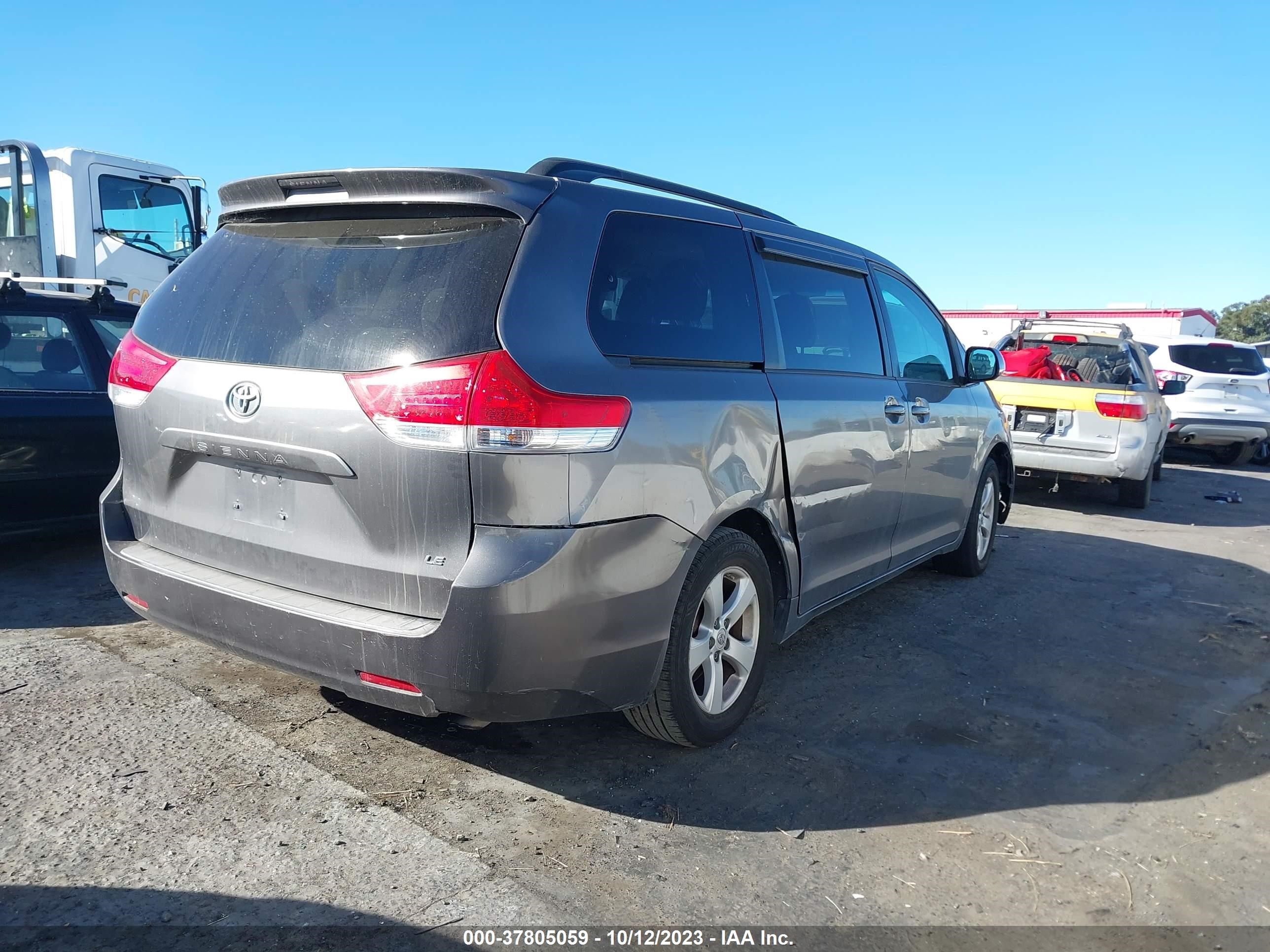 Photo 3 VIN: 5TDKK3DC6BS075746 - TOYOTA SIENNA 