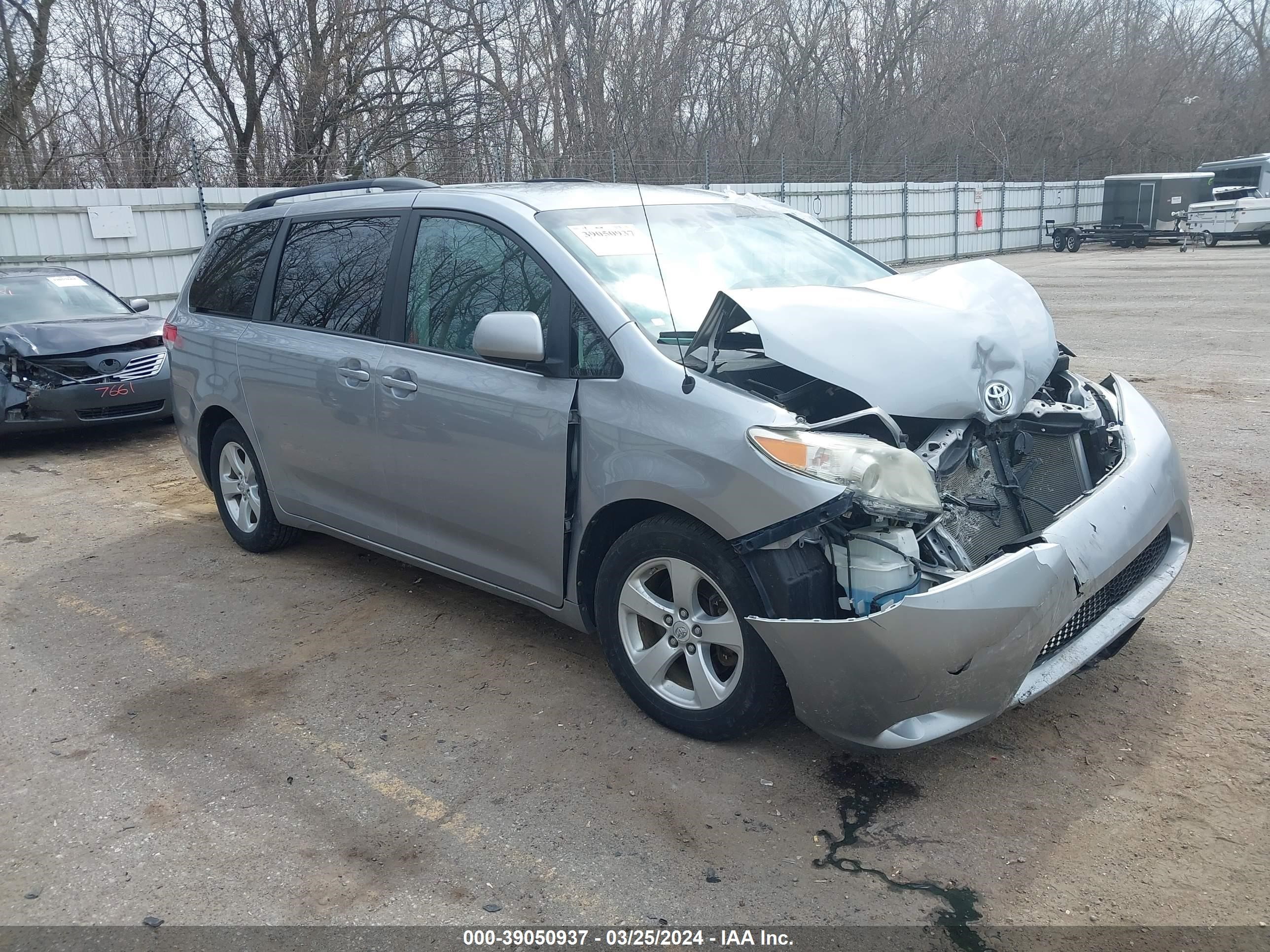 Photo 0 VIN: 5TDKK3DC6BS098315 - TOYOTA SIENNA 