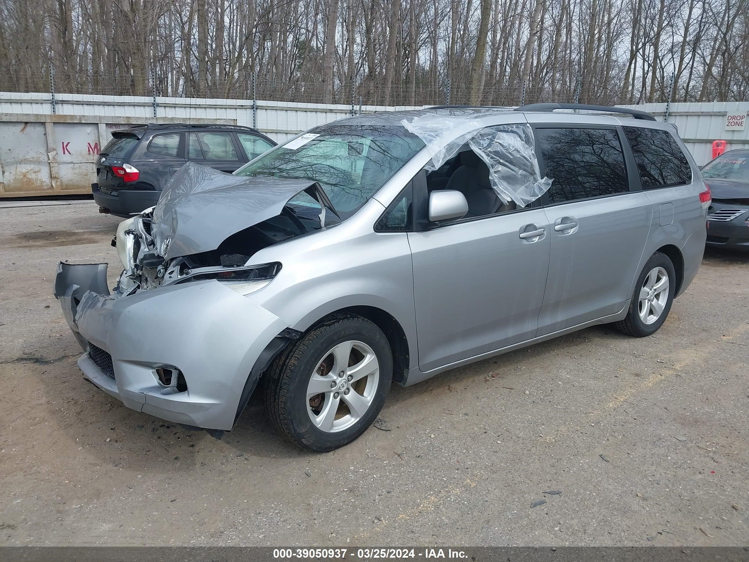 Photo 1 VIN: 5TDKK3DC6BS098315 - TOYOTA SIENNA 