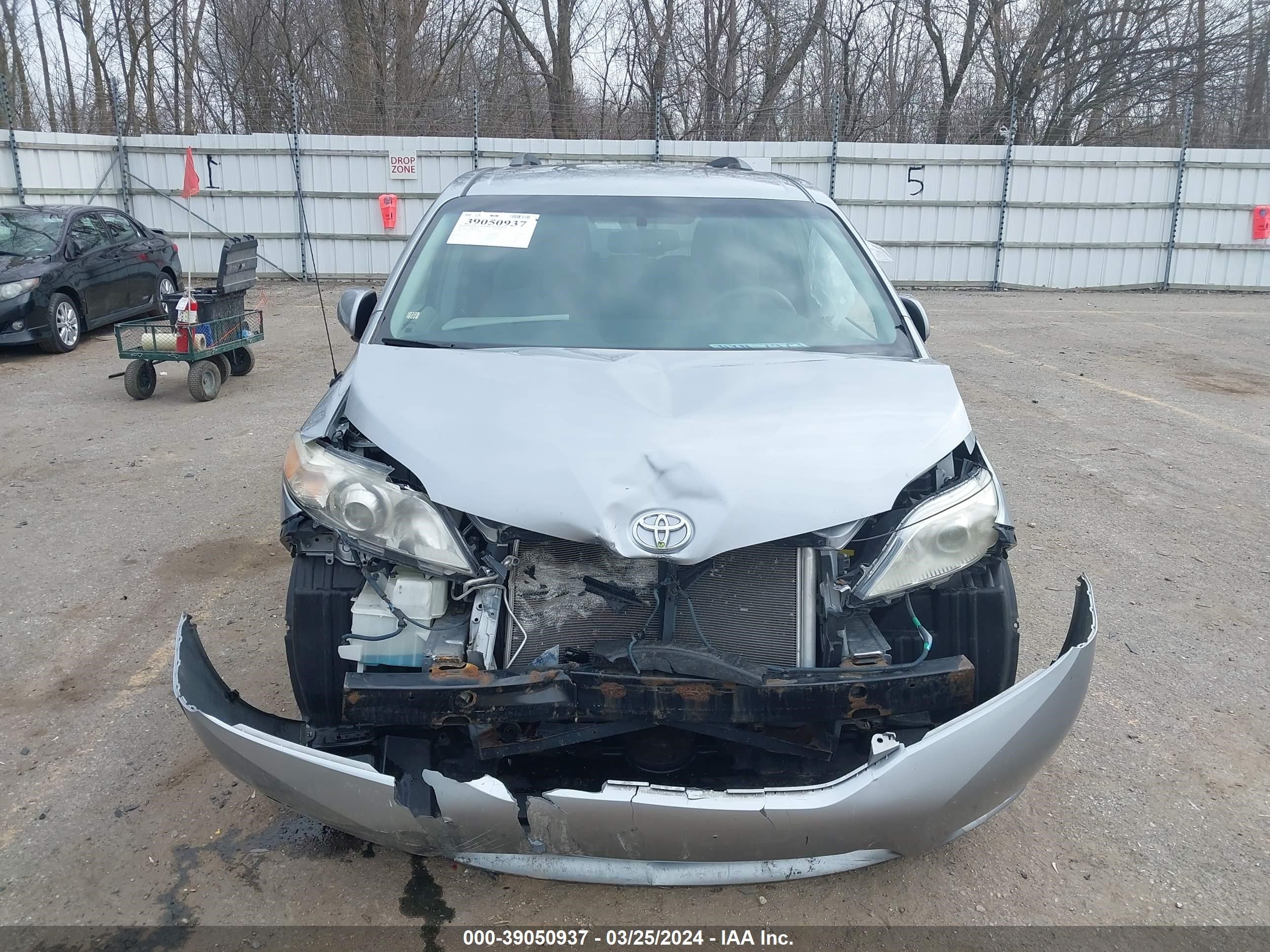 Photo 5 VIN: 5TDKK3DC6BS098315 - TOYOTA SIENNA 