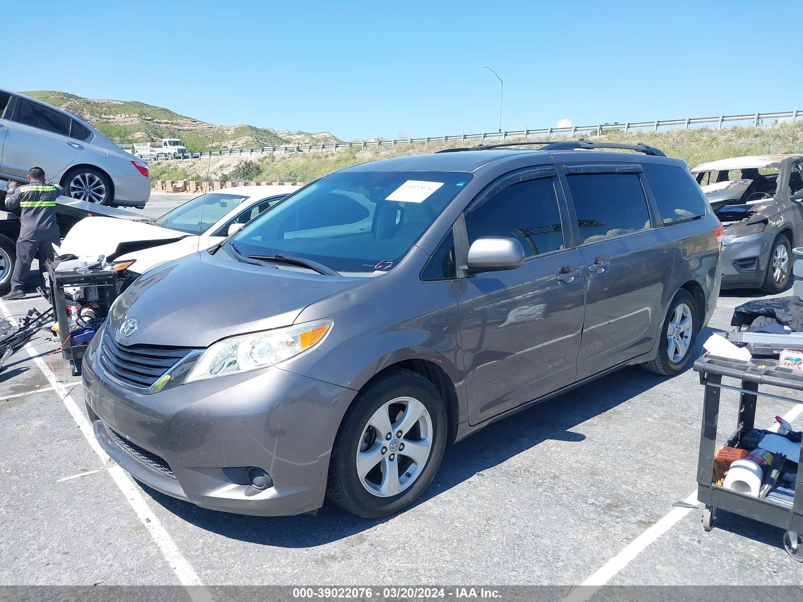 Photo 1 VIN: 5TDKK3DC6BS108356 - TOYOTA SIENNA 