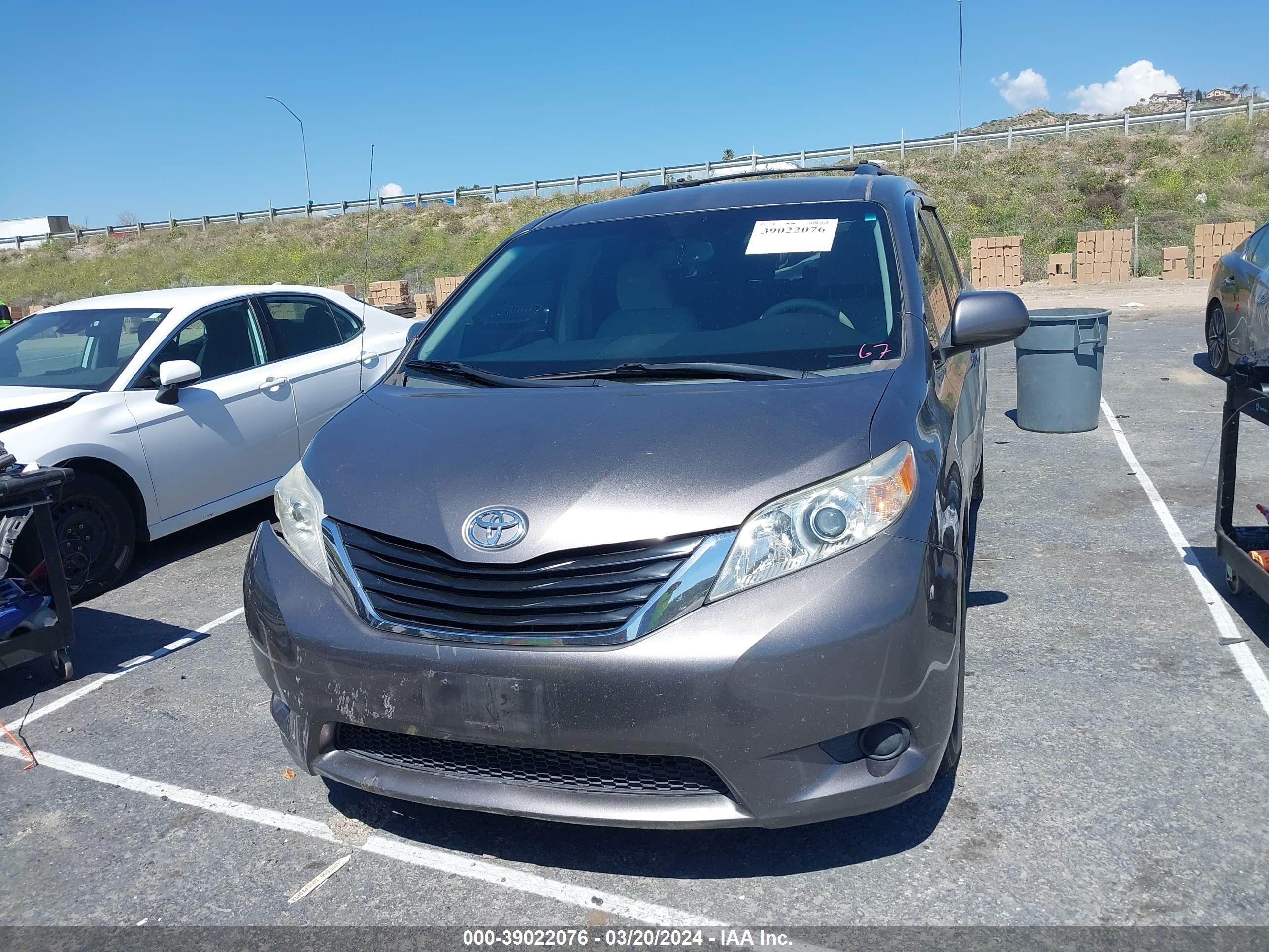 Photo 11 VIN: 5TDKK3DC6BS108356 - TOYOTA SIENNA 