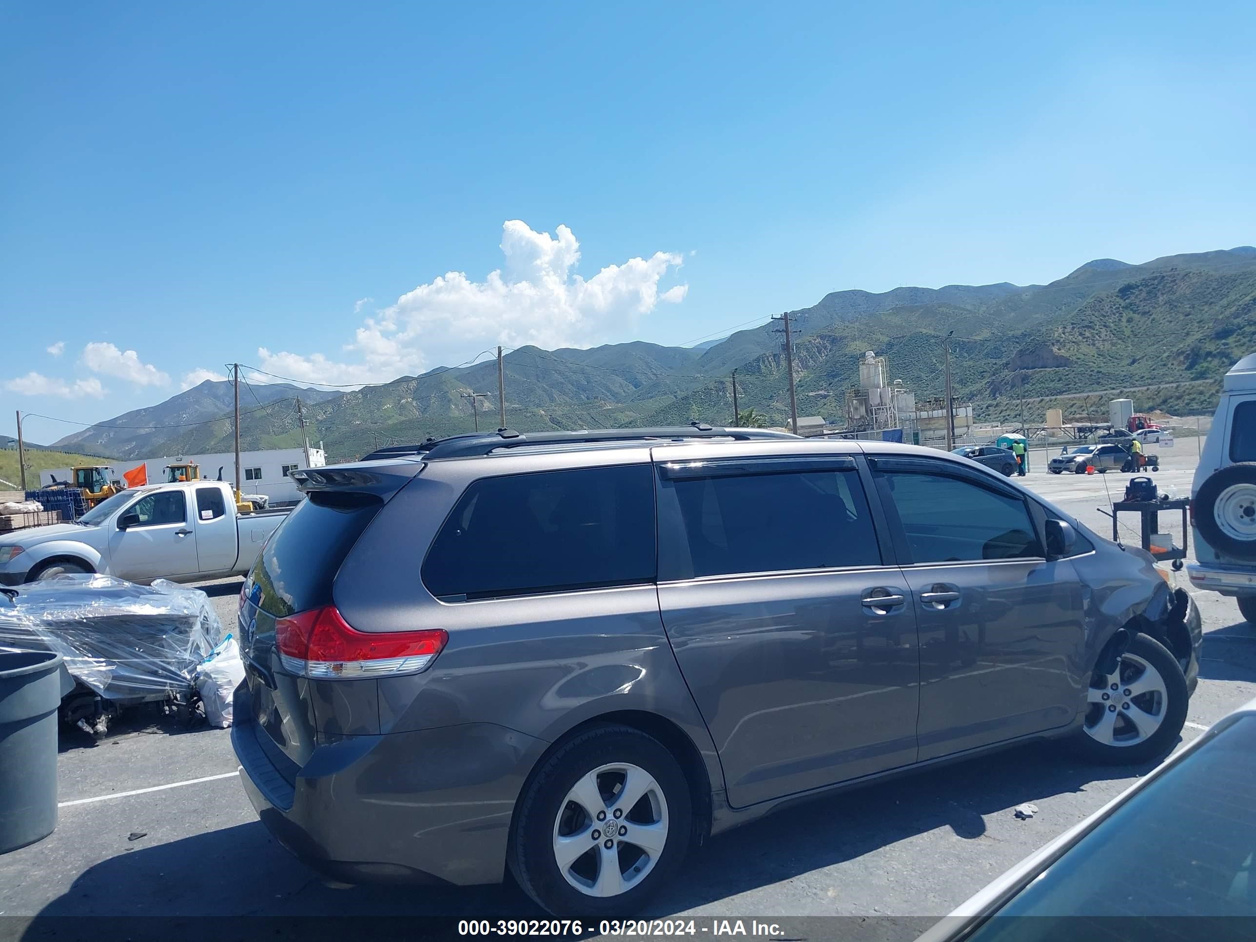 Photo 12 VIN: 5TDKK3DC6BS108356 - TOYOTA SIENNA 