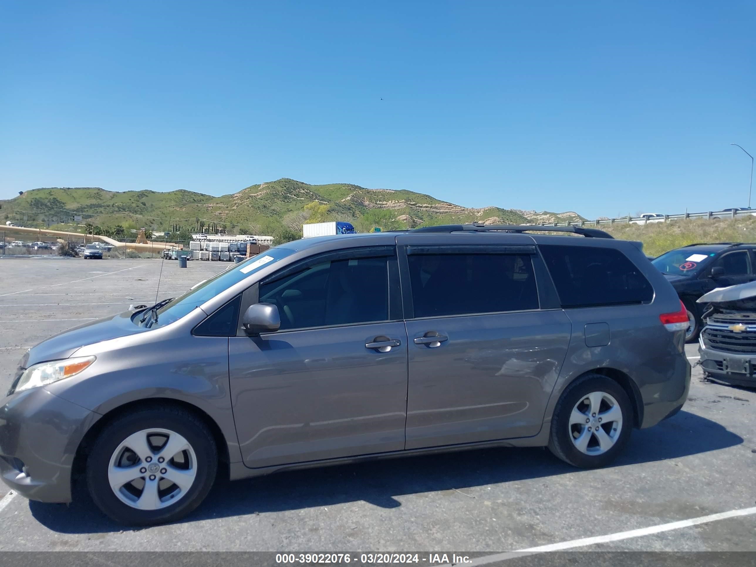 Photo 13 VIN: 5TDKK3DC6BS108356 - TOYOTA SIENNA 