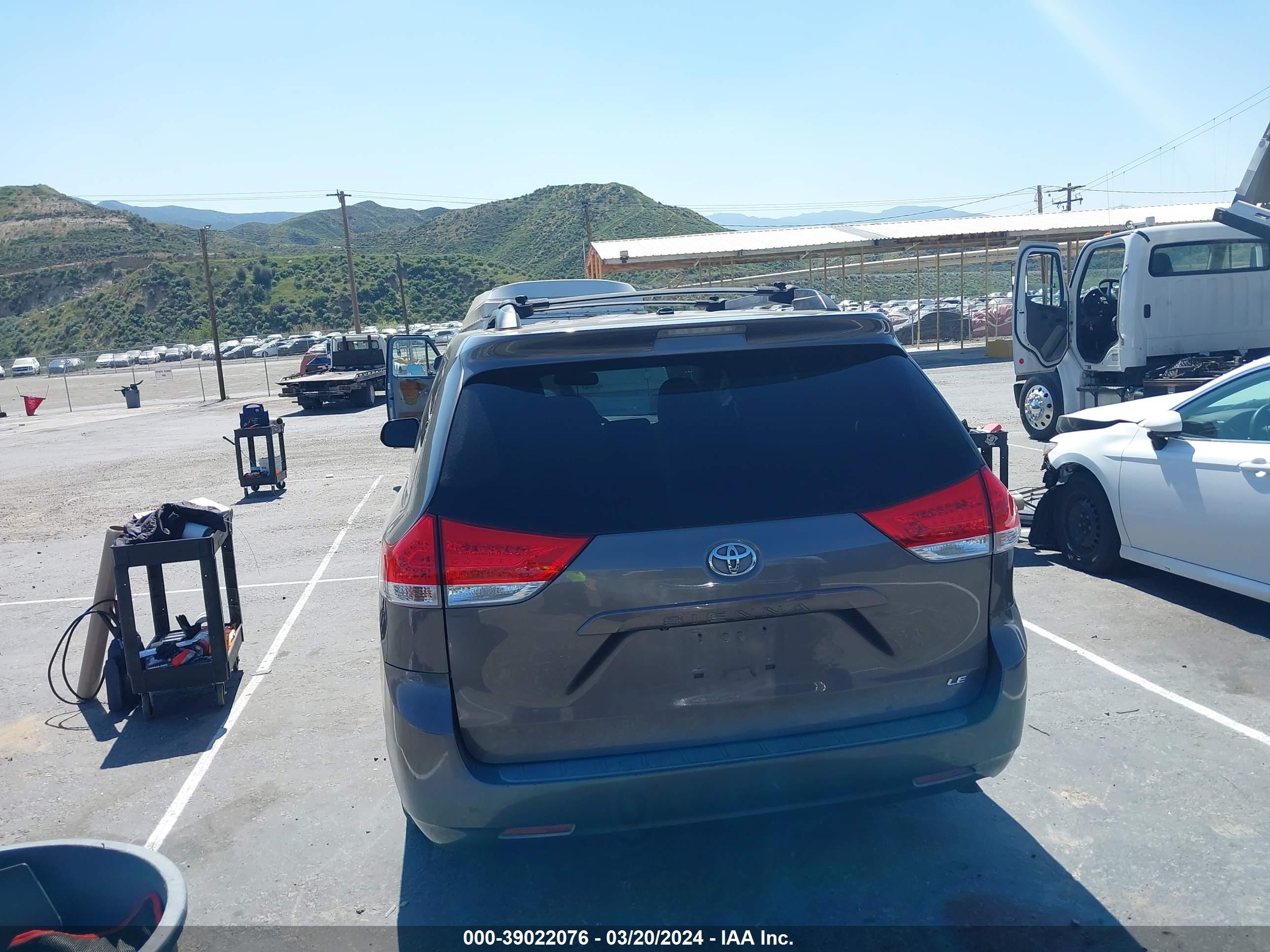 Photo 15 VIN: 5TDKK3DC6BS108356 - TOYOTA SIENNA 