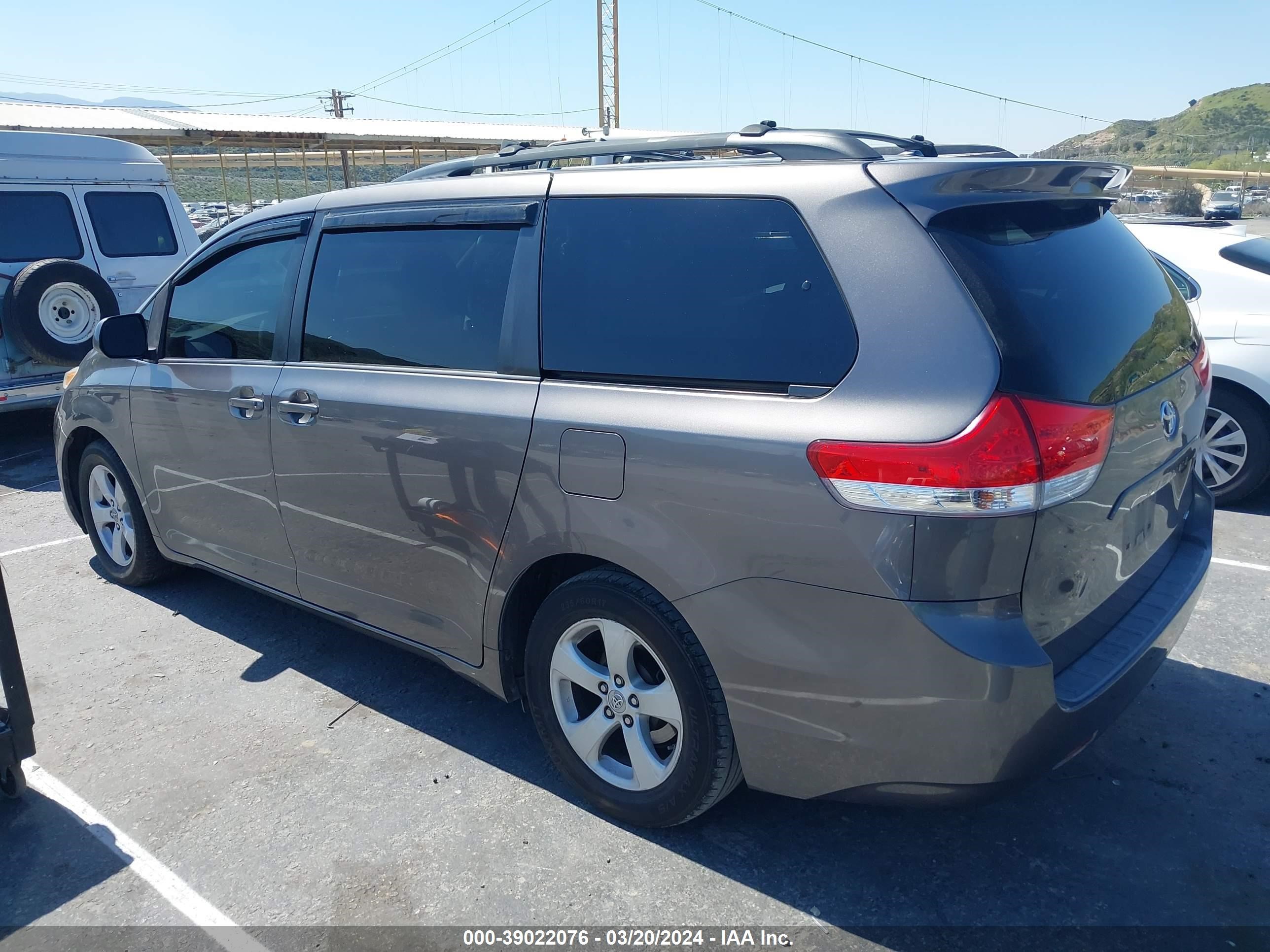 Photo 2 VIN: 5TDKK3DC6BS108356 - TOYOTA SIENNA 