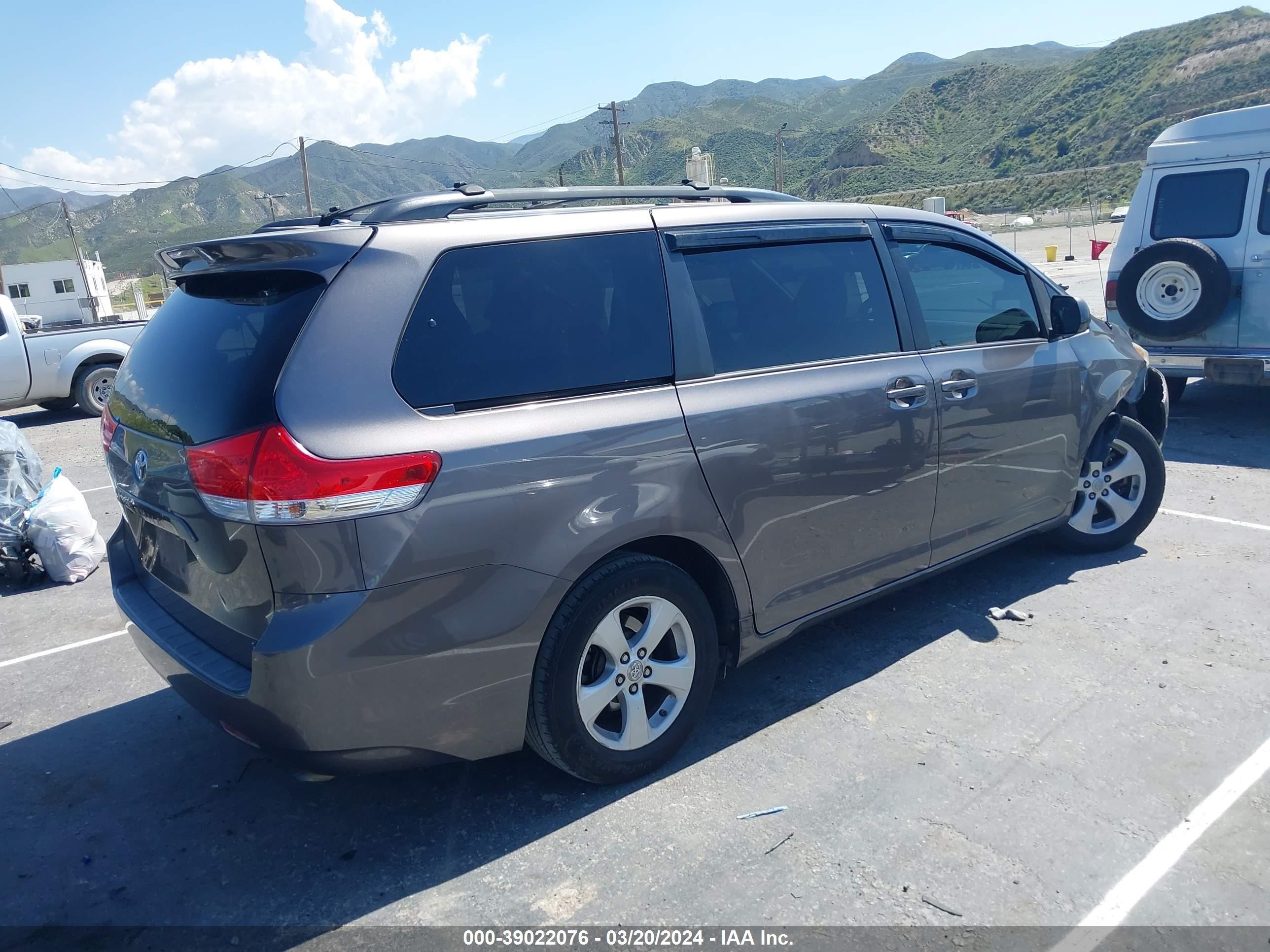 Photo 3 VIN: 5TDKK3DC6BS108356 - TOYOTA SIENNA 