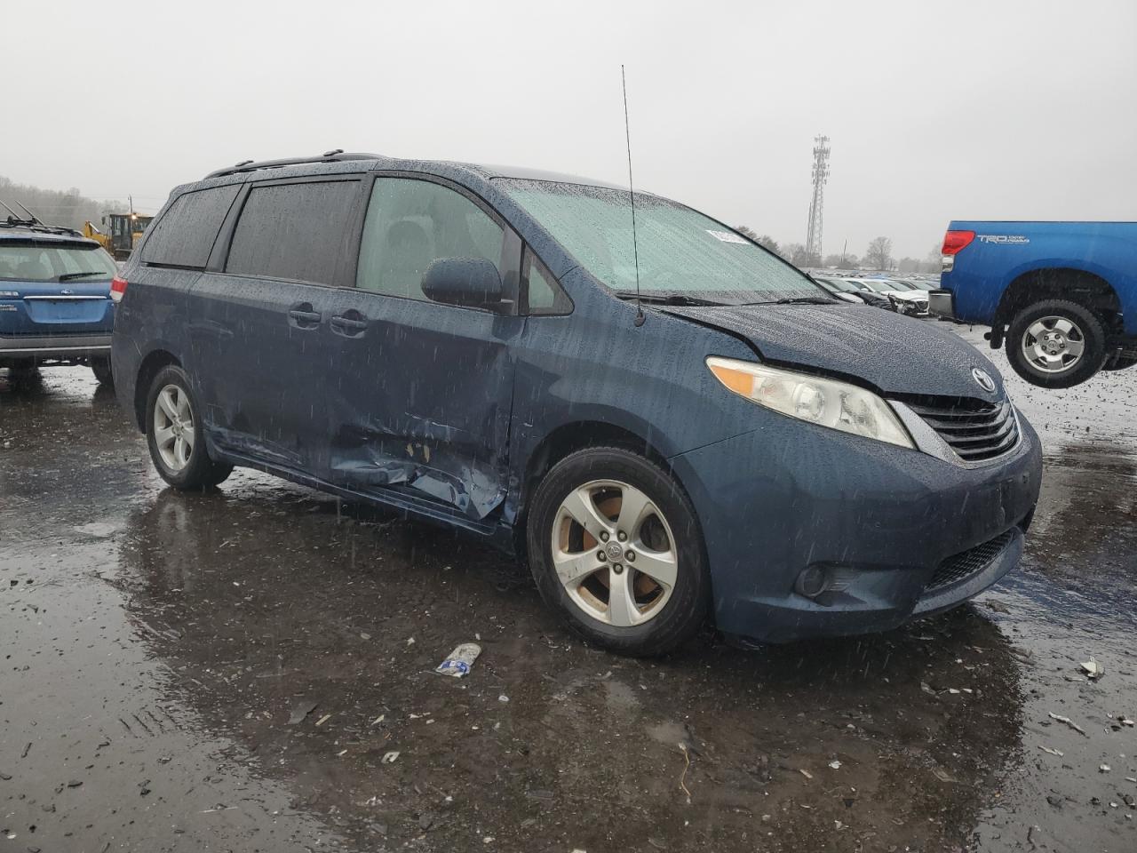 Photo 3 VIN: 5TDKK3DC6BS139025 - TOYOTA SIENNA 