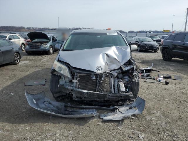 Photo 4 VIN: 5TDKK3DC6BS151787 - TOYOTA SIENNA LE 