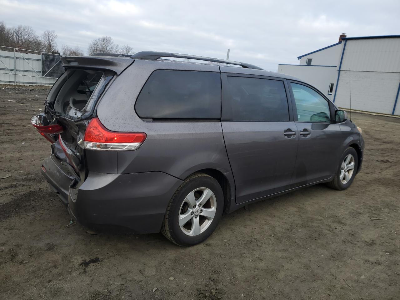 Photo 2 VIN: 5TDKK3DC6BS163020 - TOYOTA SIENNA 