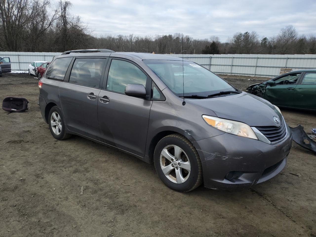 Photo 3 VIN: 5TDKK3DC6BS163020 - TOYOTA SIENNA 