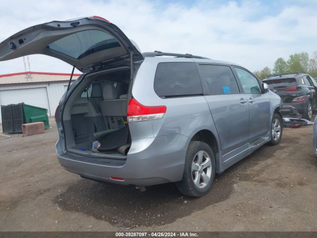 Photo 3 VIN: 5TDKK3DC6CS196892 - TOYOTA SIENNA 