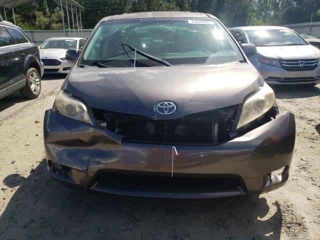 Photo 4 VIN: 5TDKK3DC6CS213335 - TOYOTA SIENNA LE 