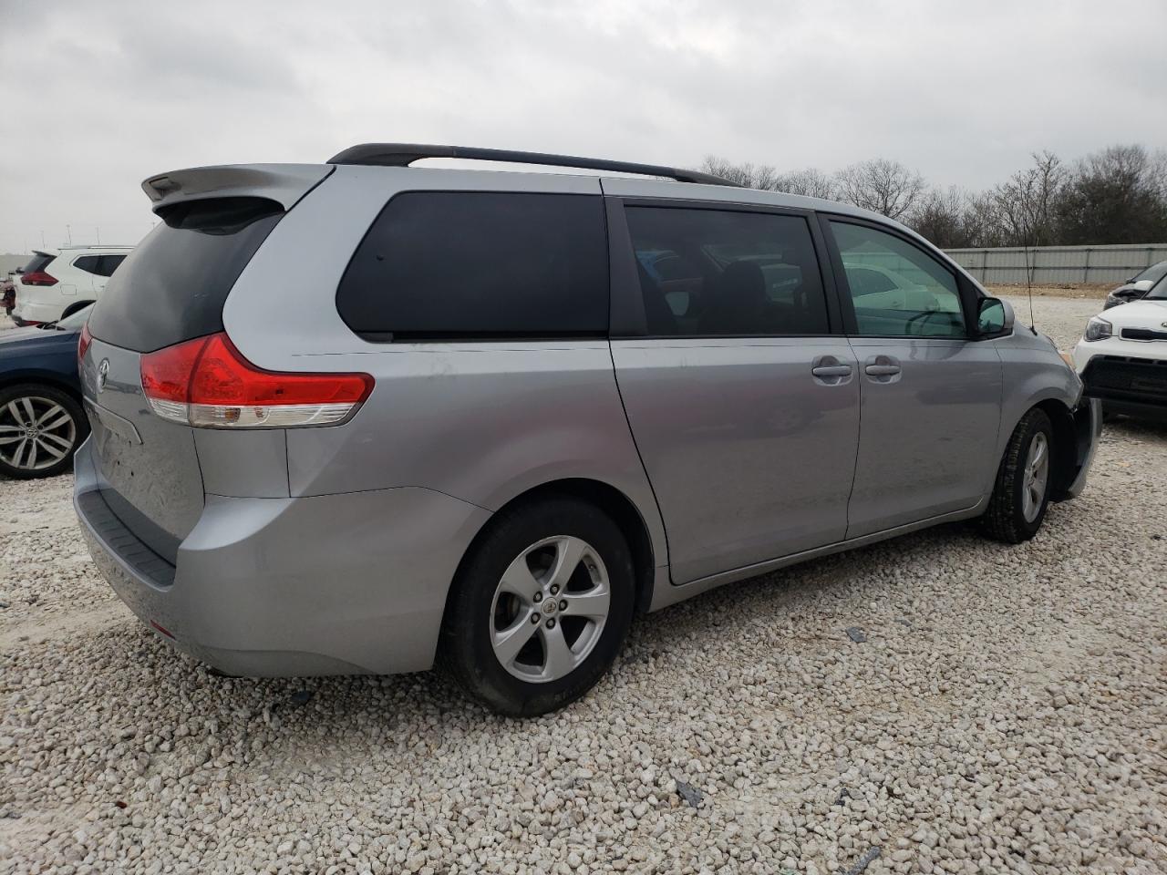 Photo 2 VIN: 5TDKK3DC6CS220933 - TOYOTA SIENNA 