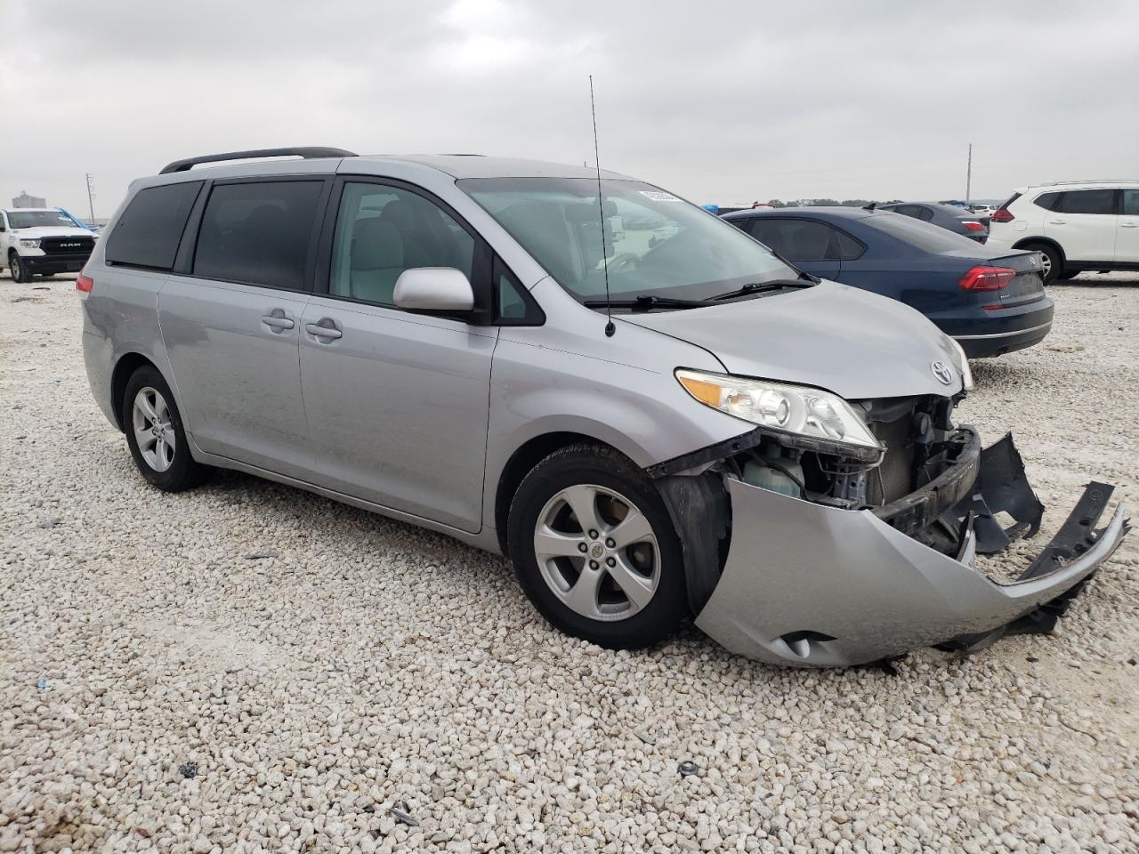 Photo 3 VIN: 5TDKK3DC6CS220933 - TOYOTA SIENNA 