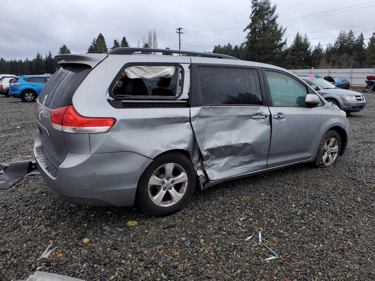 Photo 2 VIN: 5TDKK3DC6CS244939 - TOYOTA SIENNA 